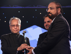 18-India-Business-Leader-Award-to-Dr.Murali